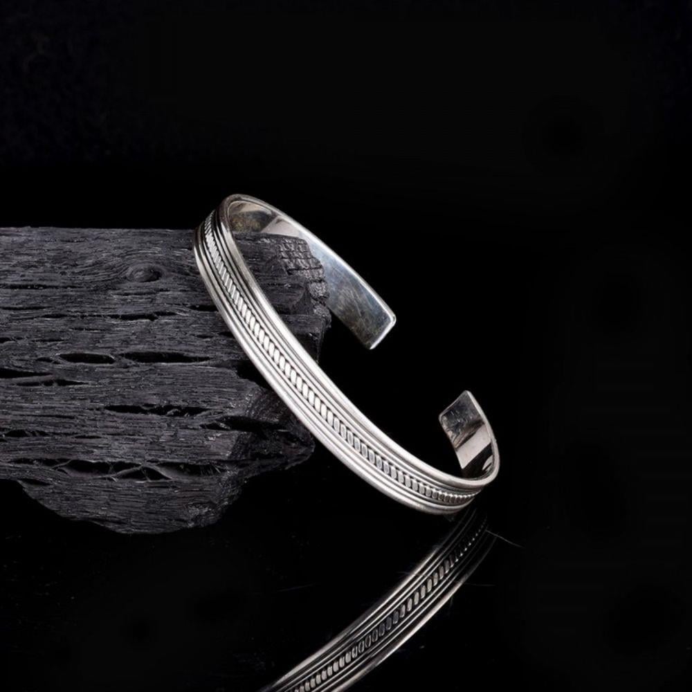 205-28KP Zhestkiy serebryanyy braslet-manzheta s elegantnym dizaynom — blagorodnaya prostota, otlitaya v metalle Zhestkiy serebryanyy braslet-manzheta s elegantnym dizaynom — blagorodnaya prostota, otlitaya v metalle