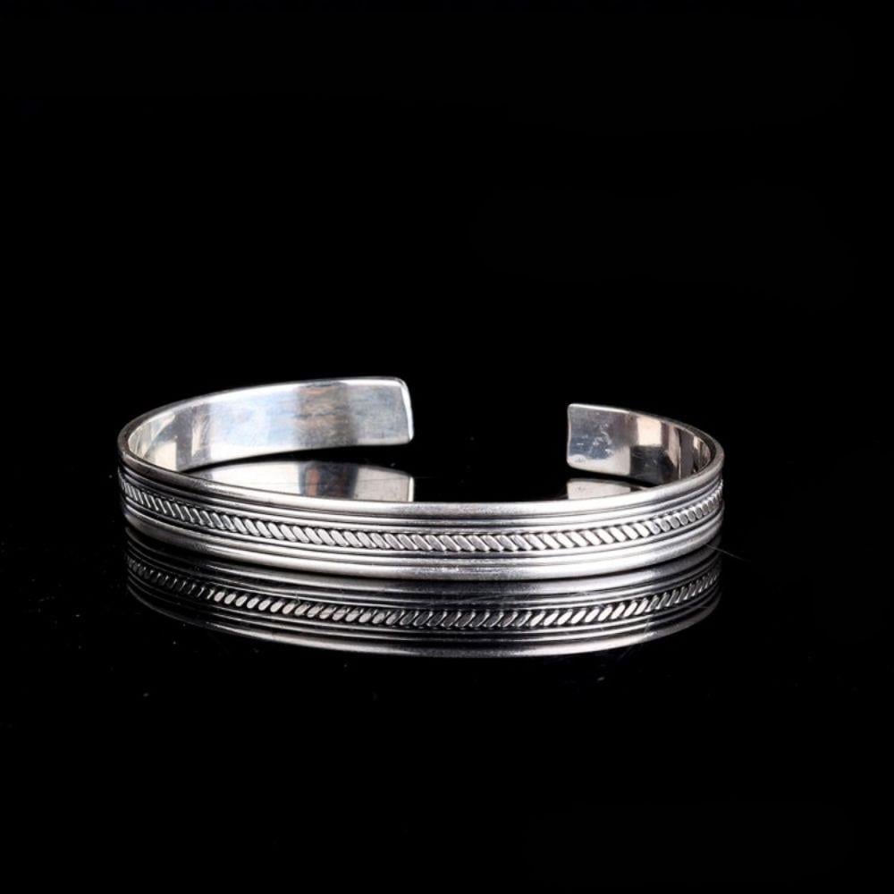 205-28KP2 Zhestkiy serebryanyy braslet-manzheta s elegantnym dizaynom — blagorodnaya prostota, otlitaya v metalle Zhestkiy serebryanyy braslet-manzheta s elegantnym dizaynom — blagorodnaya prostota, otlitaya v metalle