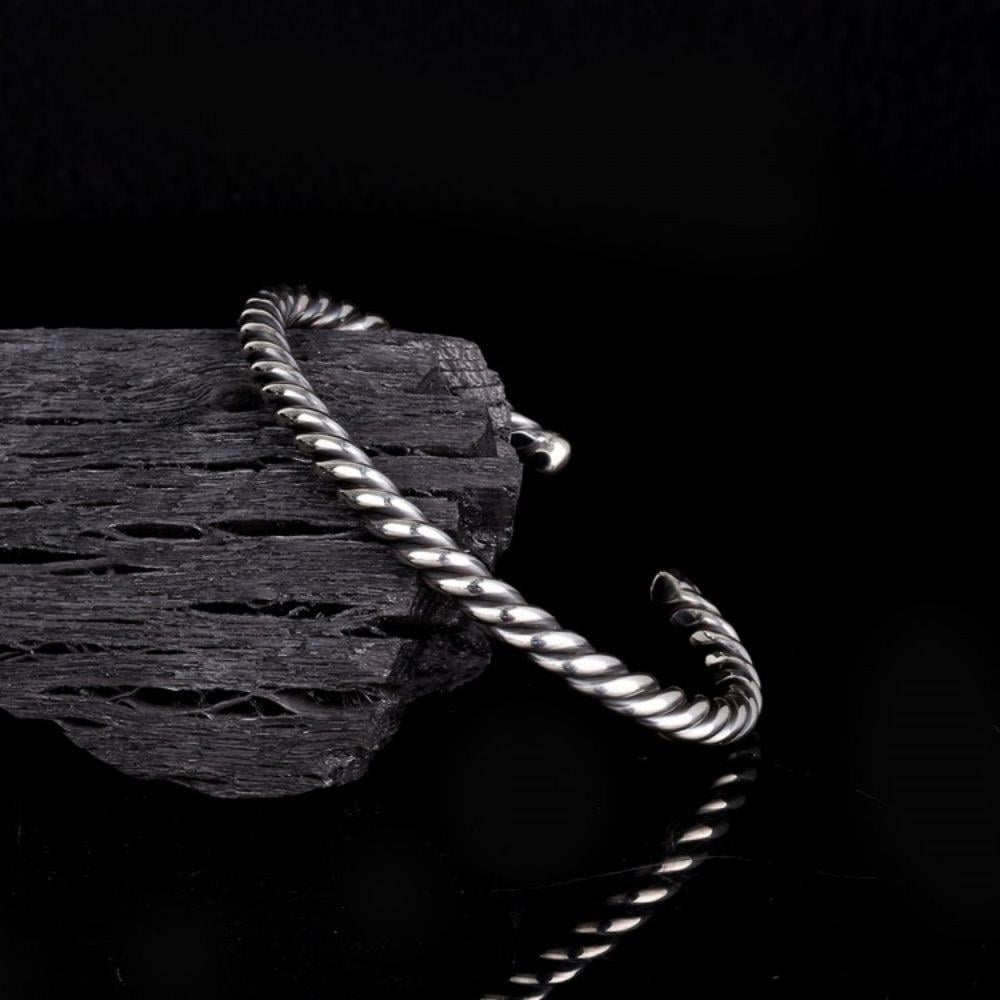 310-46NU Zhestkiy braslet-manzheta iz serebra 925 proby s vyazanym motivom — zamorzshaya tkan' vremeni na zapyast'ye Zhestkiy braslet-manzheta iz serebra 925 proby s vyazanym motivom — zamorzshaya tkan' vremeni na zapyast'ye