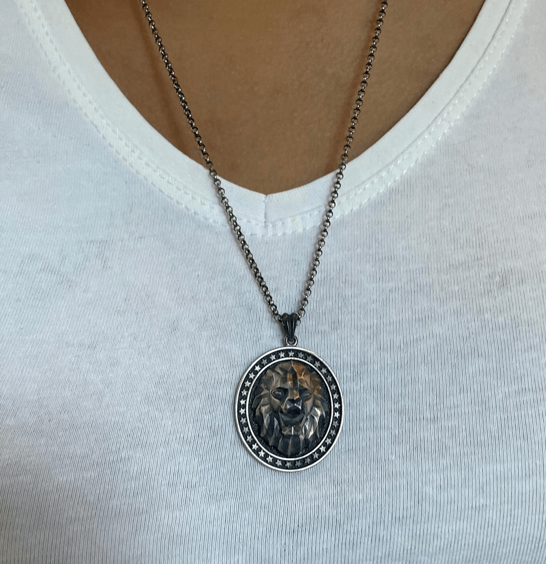 120-pur3 Serebryanaya podveska-medal'on «Golova L'va» – simvol vlasti, sily i zashchity Serebryanaya podveska-medal'on «Golova L'va» – simvol vlasti, sily i zashchity