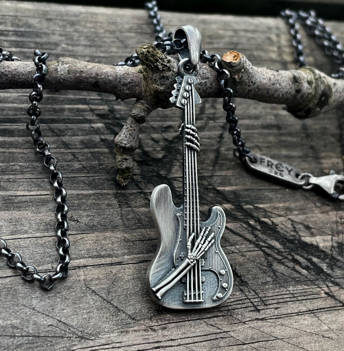 125-ktv5 Serebryanyy kulon «Gitara — gimn svobody i rok-n-roll'noy vechnosti» Serebryanyy kulon «Gitara — gimn svobody i rok-n-roll'noy vechnosti»