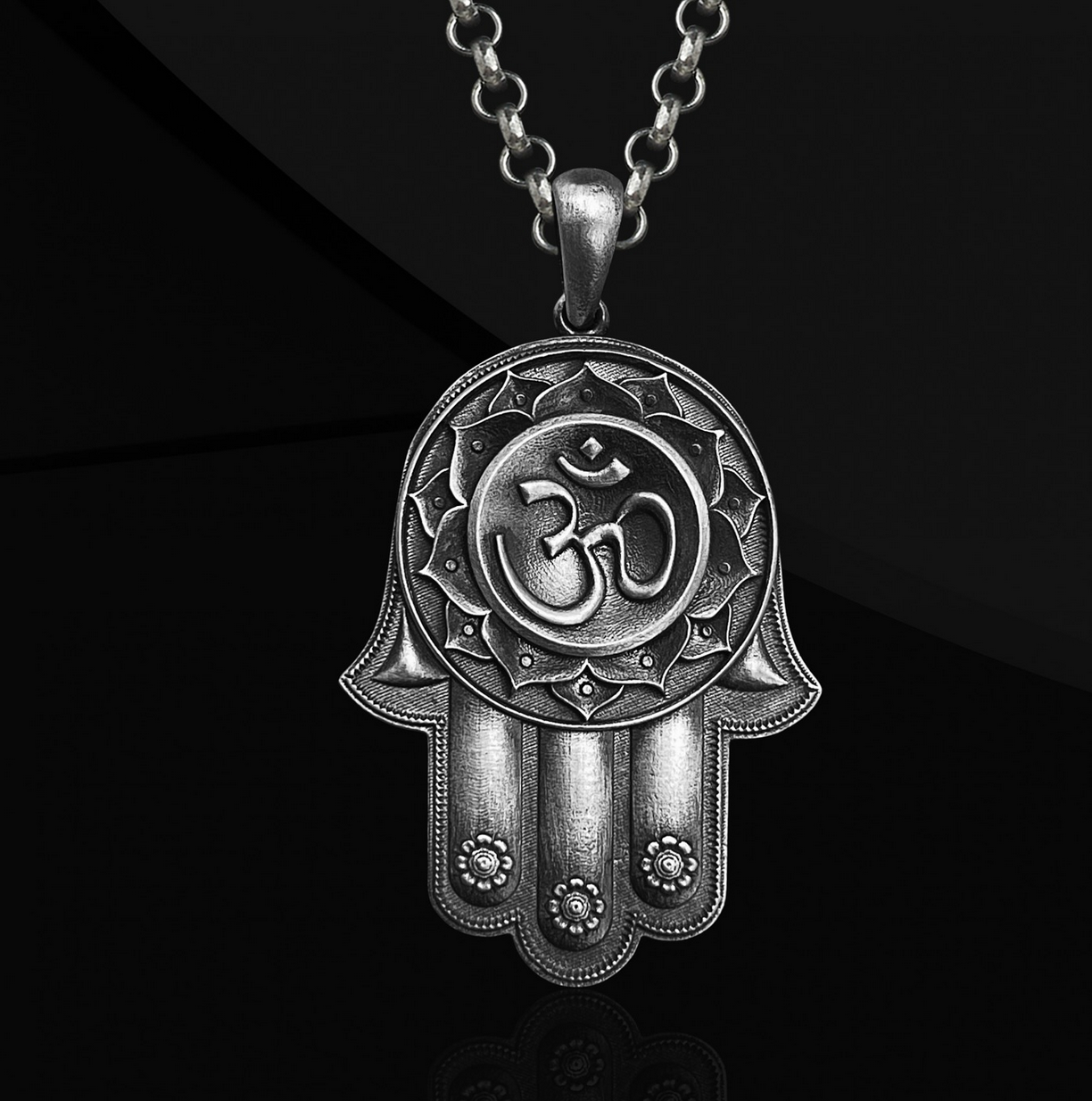 125-tlz Serebryanaya podveska s kamnem «Hamsa Om» — drevnyaya ladon' sveta i zashchity Serebryanaya podveska s kamnem «Hamsa Om» — drevnyaya ladon' sveta i zashchity