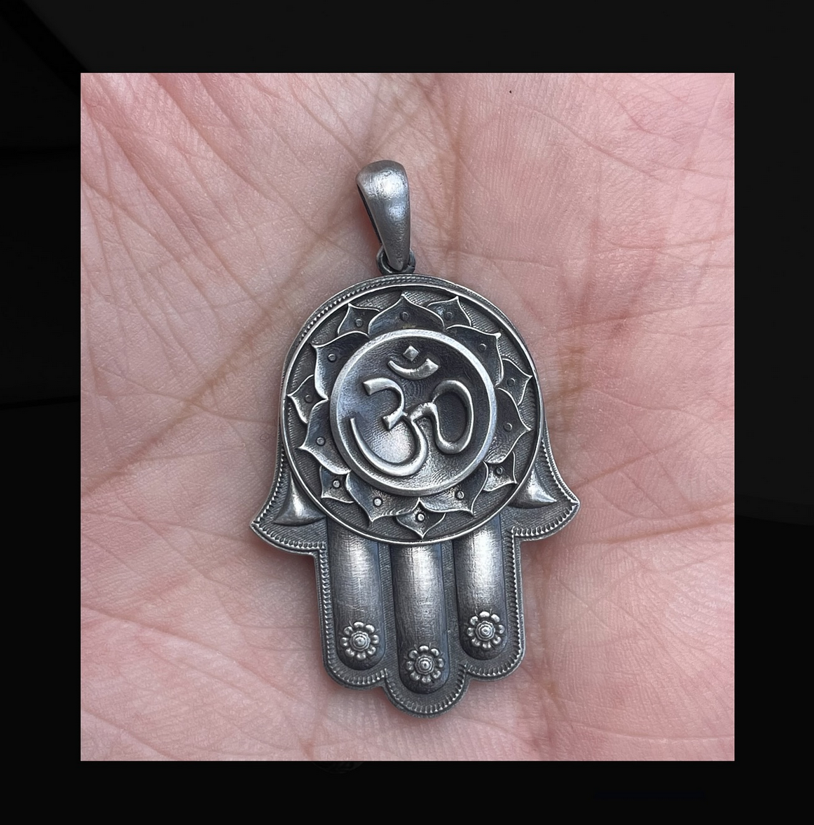125-tlz4 Serebryanaya podveska s kamnem «Hamsa Om» — drevnyaya ladon' sveta i zashchity Serebryanaya podveska s kamnem «Hamsa Om» — drevnyaya ladon' sveta i zashchity