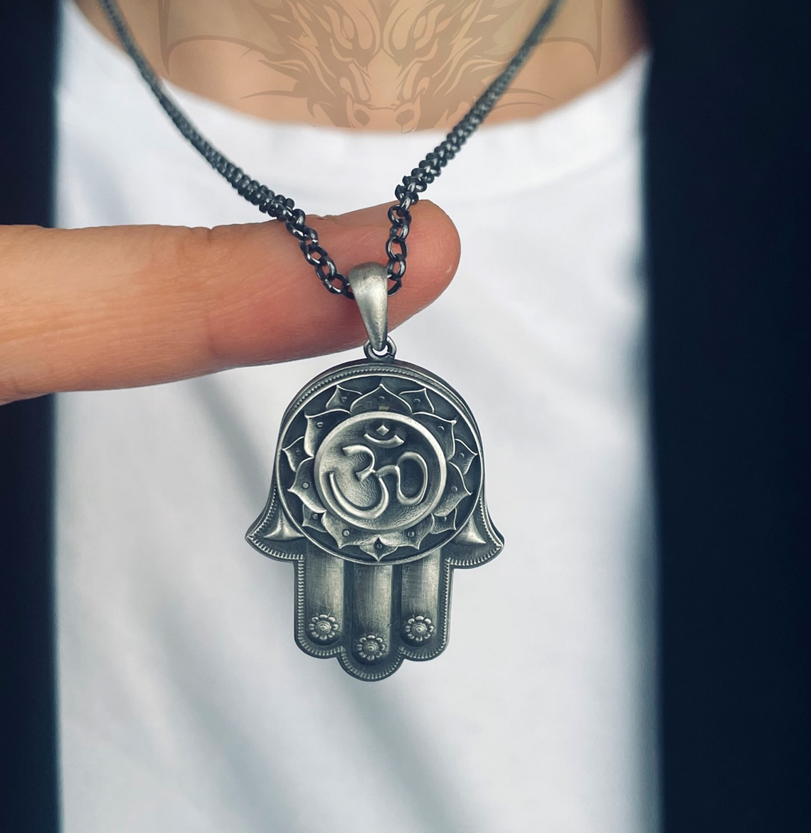 125-tlz5 Serebryanaya podveska s kamnem «Hamsa Om» — drevnyaya ladon' sveta i zashchity Serebryanaya podveska s kamnem «Hamsa Om» — drevnyaya ladon' sveta i zashchity