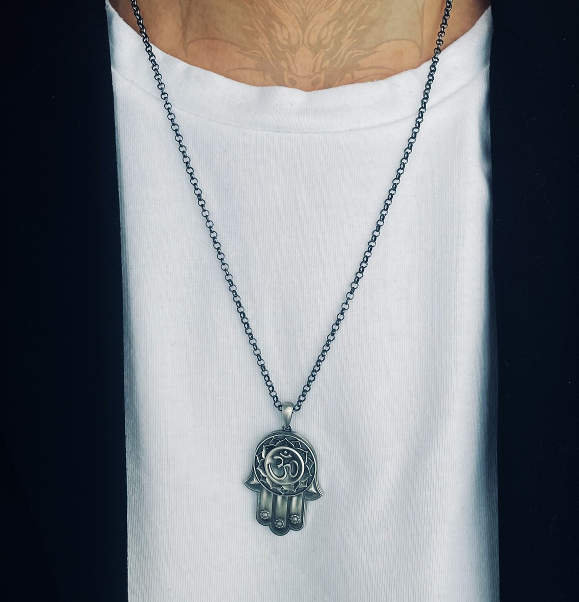 125-tlz6 Serebryanaya podveska s kamnem «Hamsa Om» — drevnyaya ladon' sveta i zashchity Serebryanaya podveska s kamnem «Hamsa Om» — drevnyaya ladon' sveta i zashchity